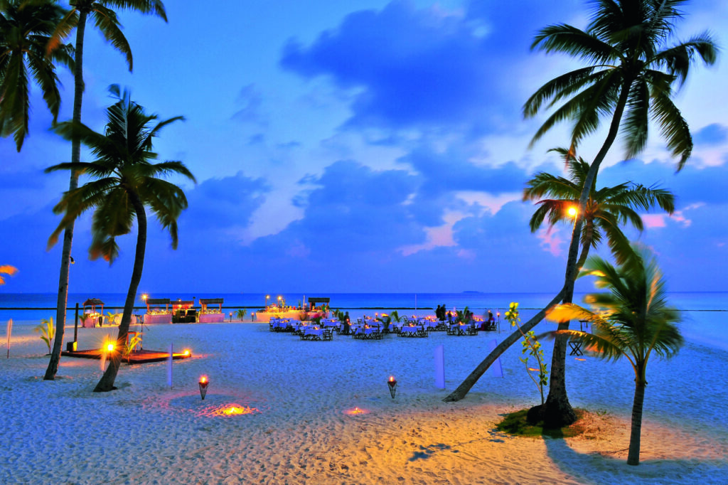 Constance Halaveli : diner sur la plage
