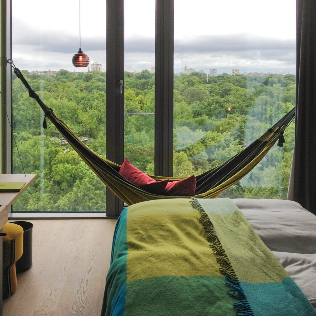 La chambre avec le hamac dans 25h Bikini hôtel à Berlin La chambre avec le hamac dans 25h Bikini hôtel à Berlin