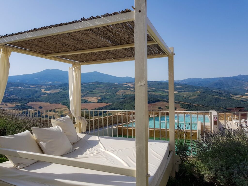 La piscine avec la terrasse de l'hôtel La piscine avec la terrasse de l'hôtel