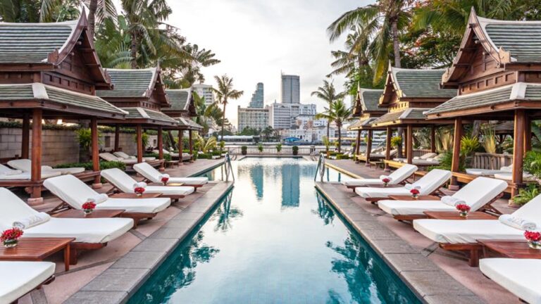 La piscine du Péninsula à Bangkok La piscine du Péninsula à Bangkok