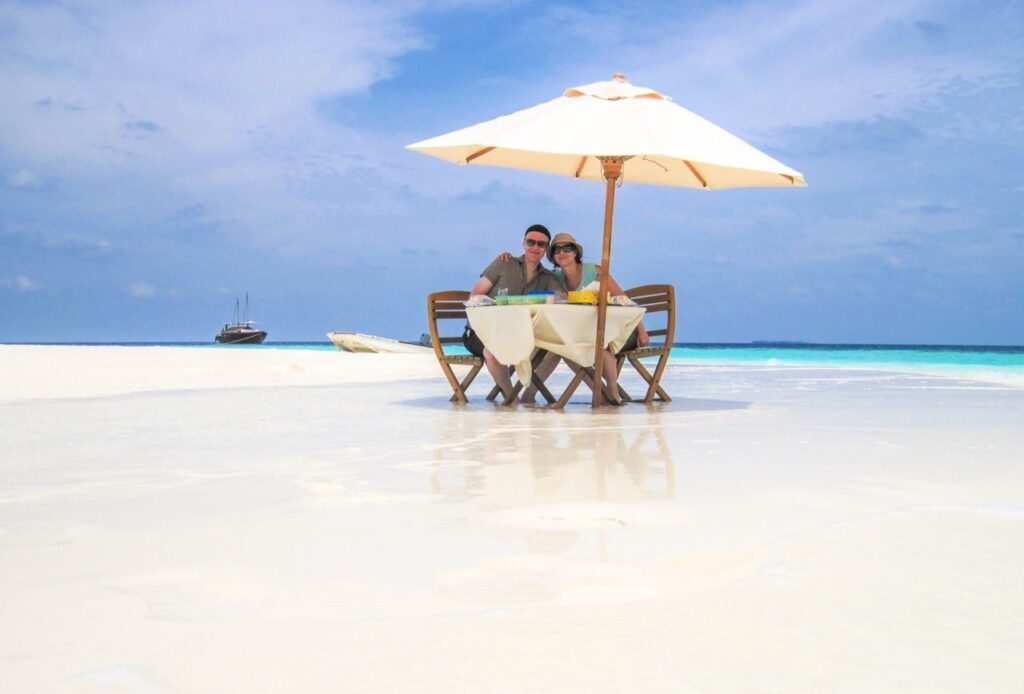 Manger sur une île déserte aux Maldives Manger sur une île déserte aux Maldives