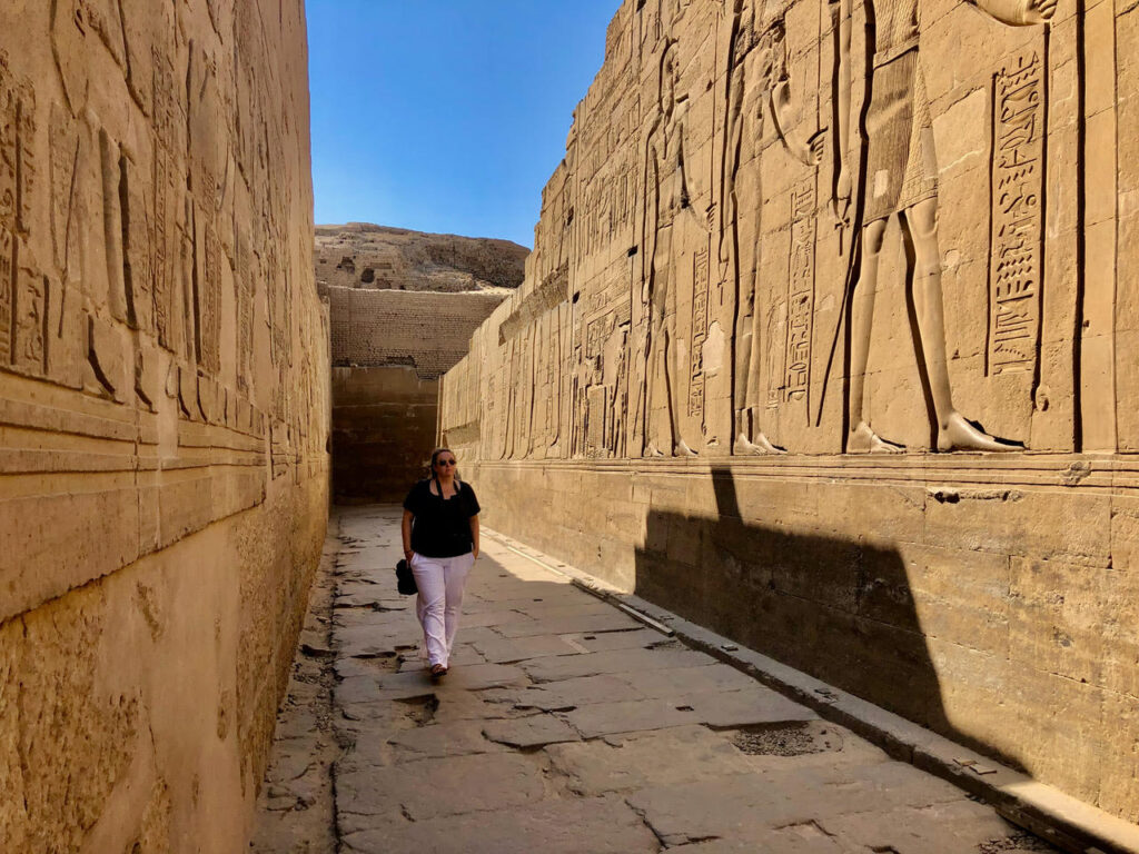 Maud en train de visiter les pyramides Maud en train de visiter les pyramides