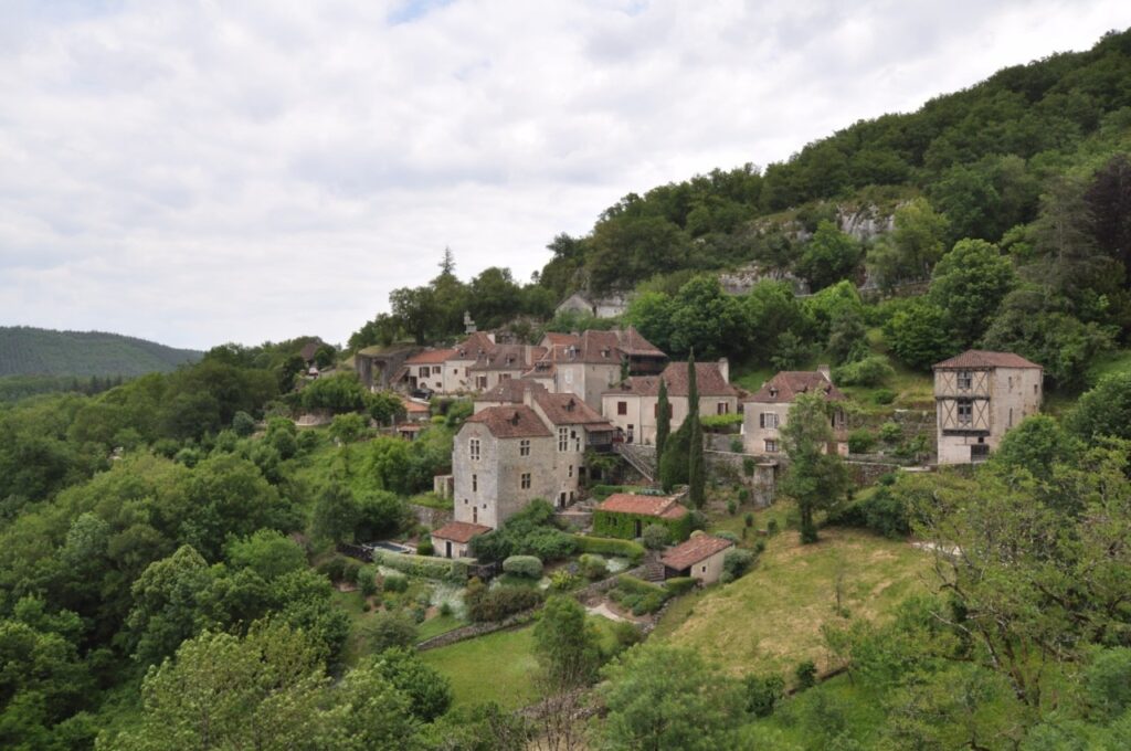 S'éloigner de Saint Cirq permet d'avoir des vues inattendues