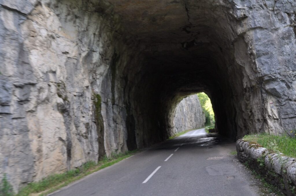 Sur la route, des mini-tunnels