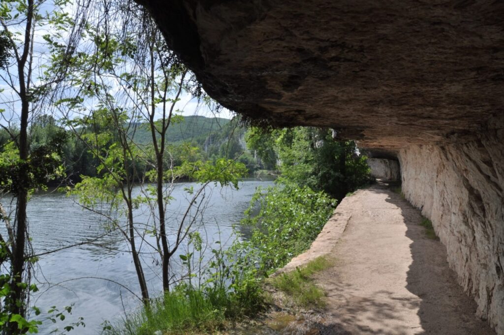Dans le chemin de halage le long du Lot
