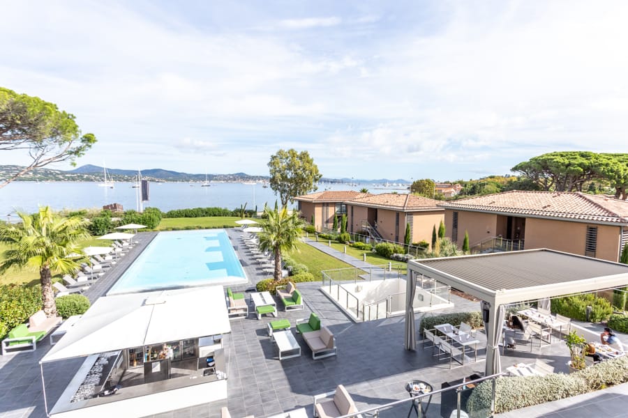 Une immense terrasse panoramique face à la piscine