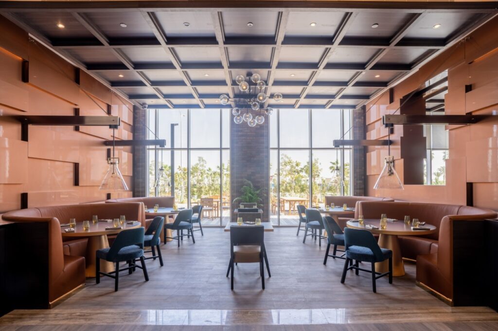 Le restaurant du Radisson Hotel Dubai DAMAC Hills