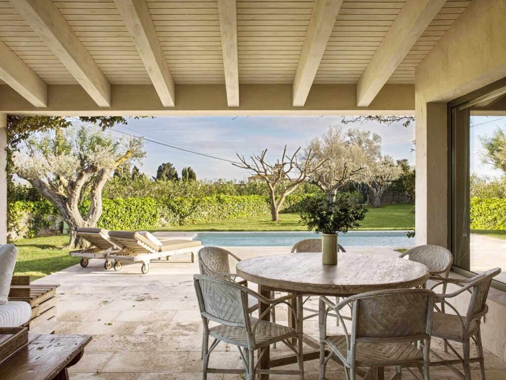 La terrasse ombragée au Mas du Torrent