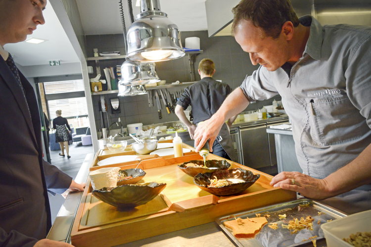 Le chef étoilé Franck Reminel en action
