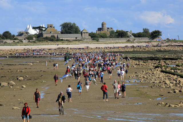 Quelques minutes à pied suffisent pour rejoindre l'île à pied depuis Saint-Vaast-la- Hougue