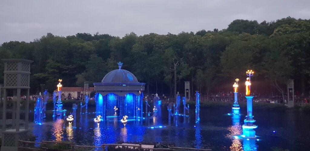 Spectacle avec jeux de lumière sur l'étang