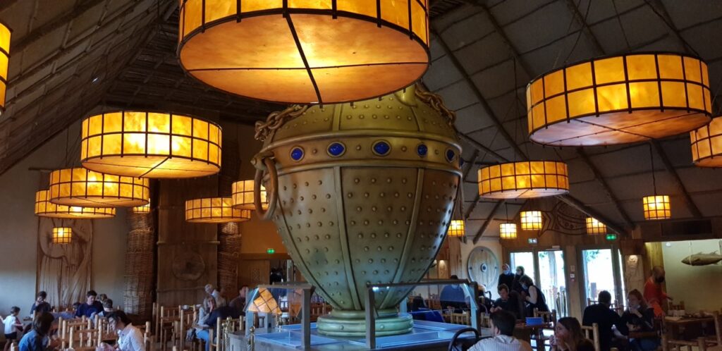 Dans un restaurant au Puy du Fou