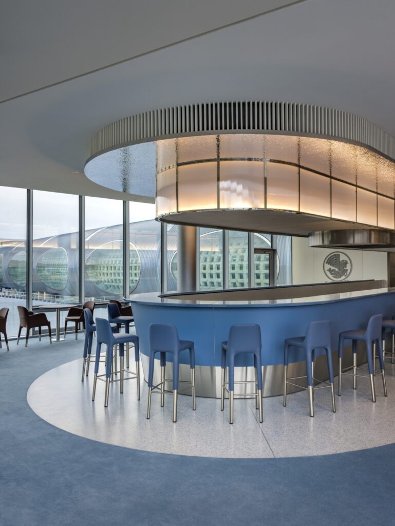 Un bar aux teintes bleues vous rappellera le bleu du ciel
