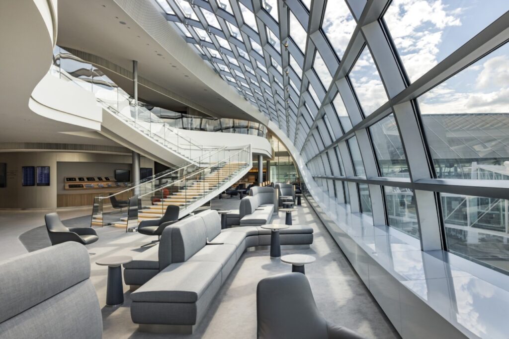 De larges banquettes offrent des espaces intimes