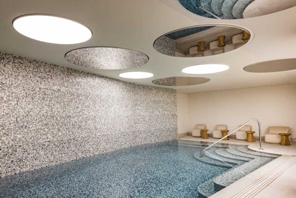 La piscine du Kimpton hôtel Saint Honoré