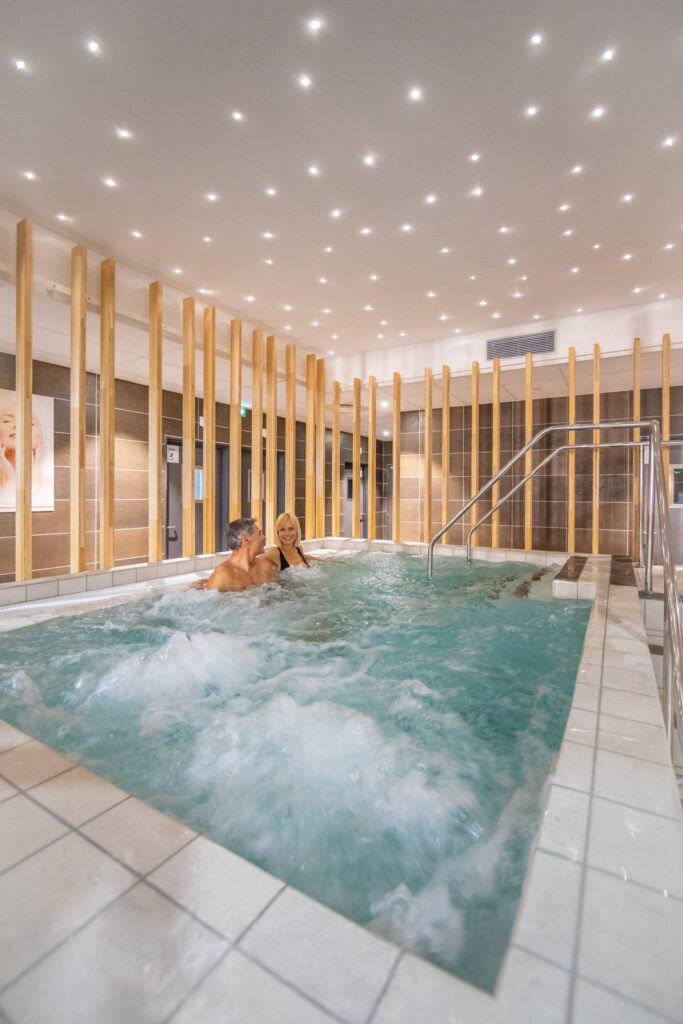 Un coin jacuzzi avant le massage permet d'entamer le processus de relaxation