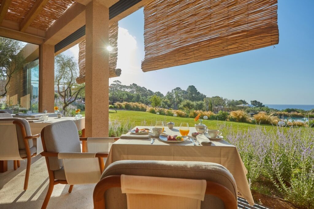 Prendre son petit déjeuner le matin avec une vue mer