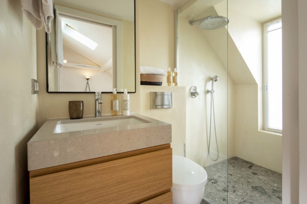 La salle de bain avec un espace douche