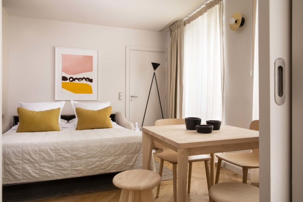 Chambre avec un grand lit
