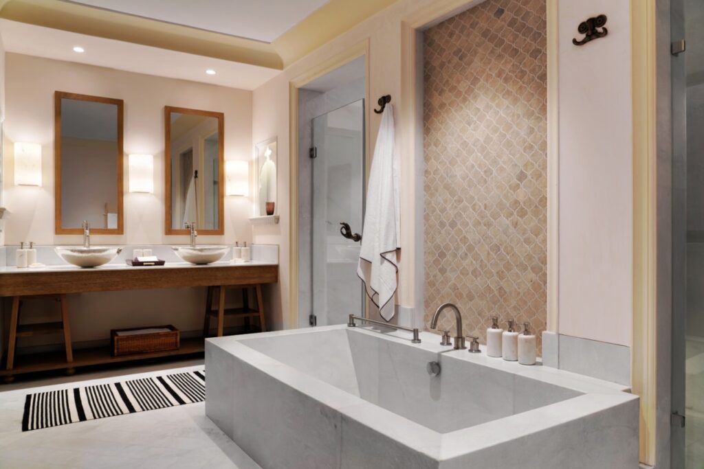 Dans la salle de bain attenante