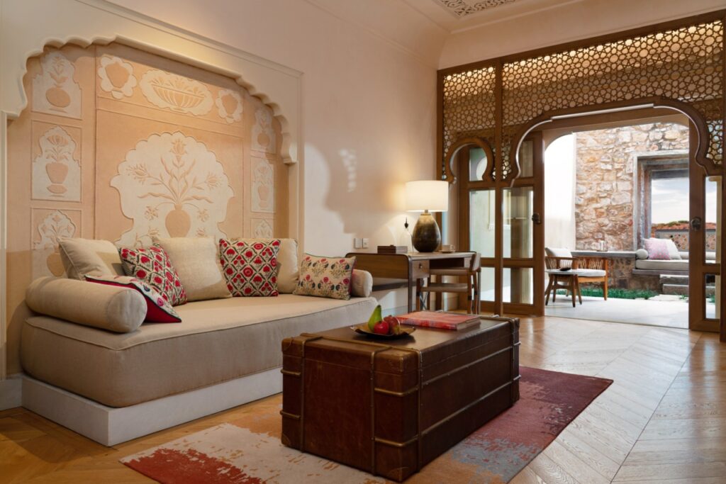 Dans les espaces communs de l'hôtel Six Senses Fort Barwara