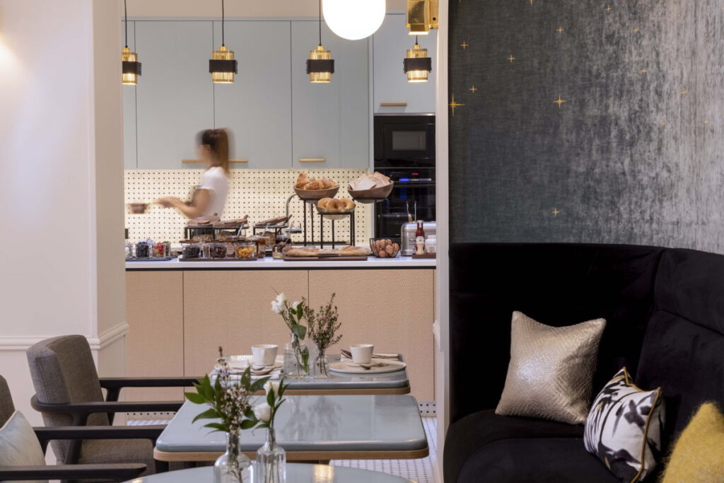 Vue sur la cuisine ouverte