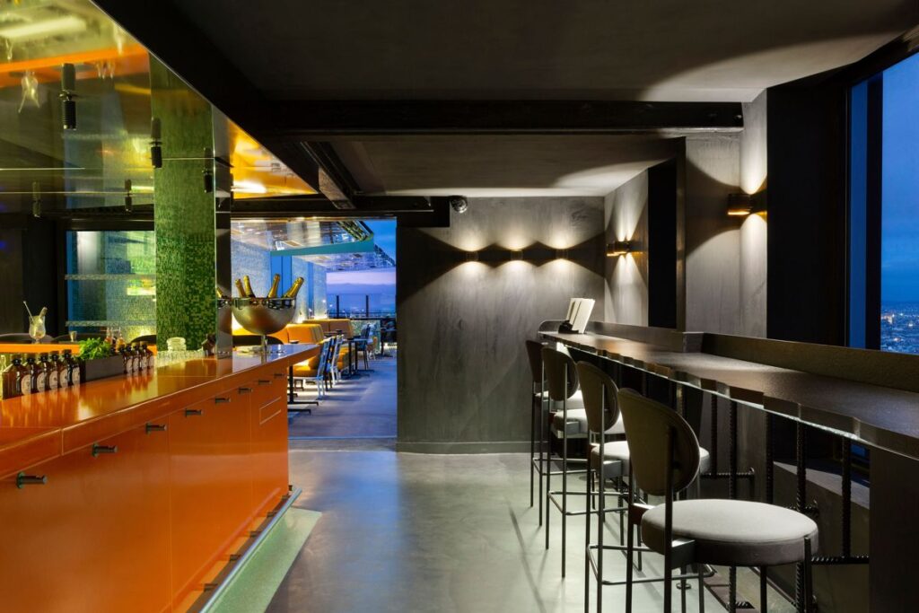 Le sky-bar à l'intérieur