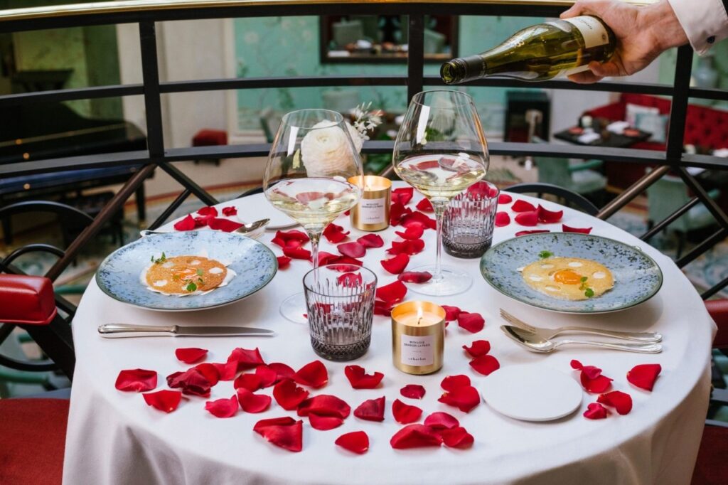 Pétales de rose et bougie offerte