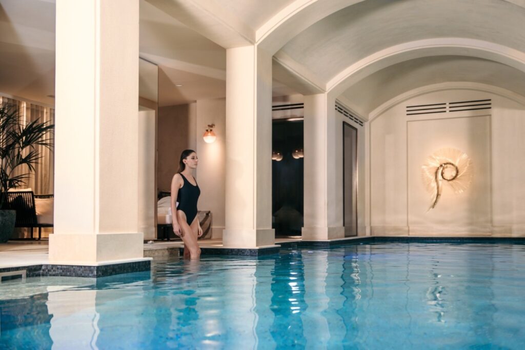 Espace balnéo avec la piscine