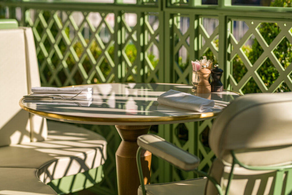 Une table à l'abri