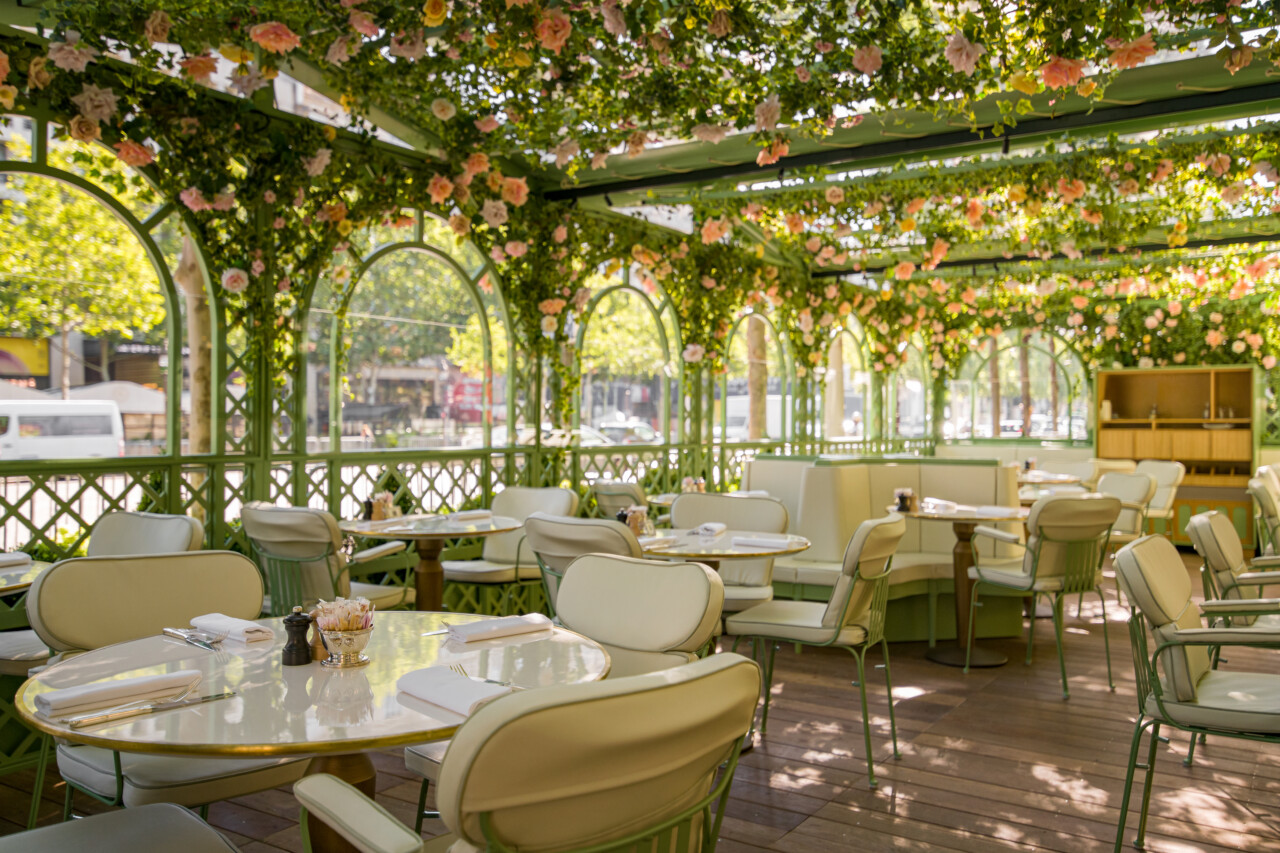 Nouvelle terrasse de la Maison Ladurée sur les Champs-Élysées ©romeobalancourt