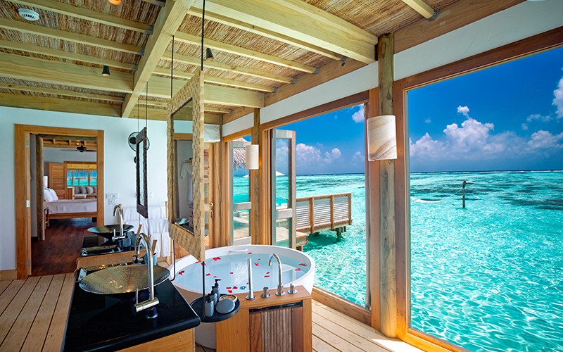 Salle de bain avec vue sur mer