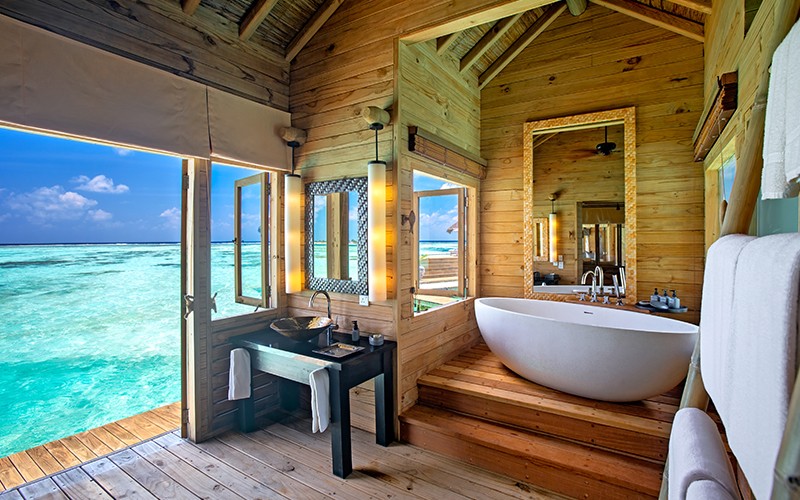 Salle de bain avec baignoire relaxante
