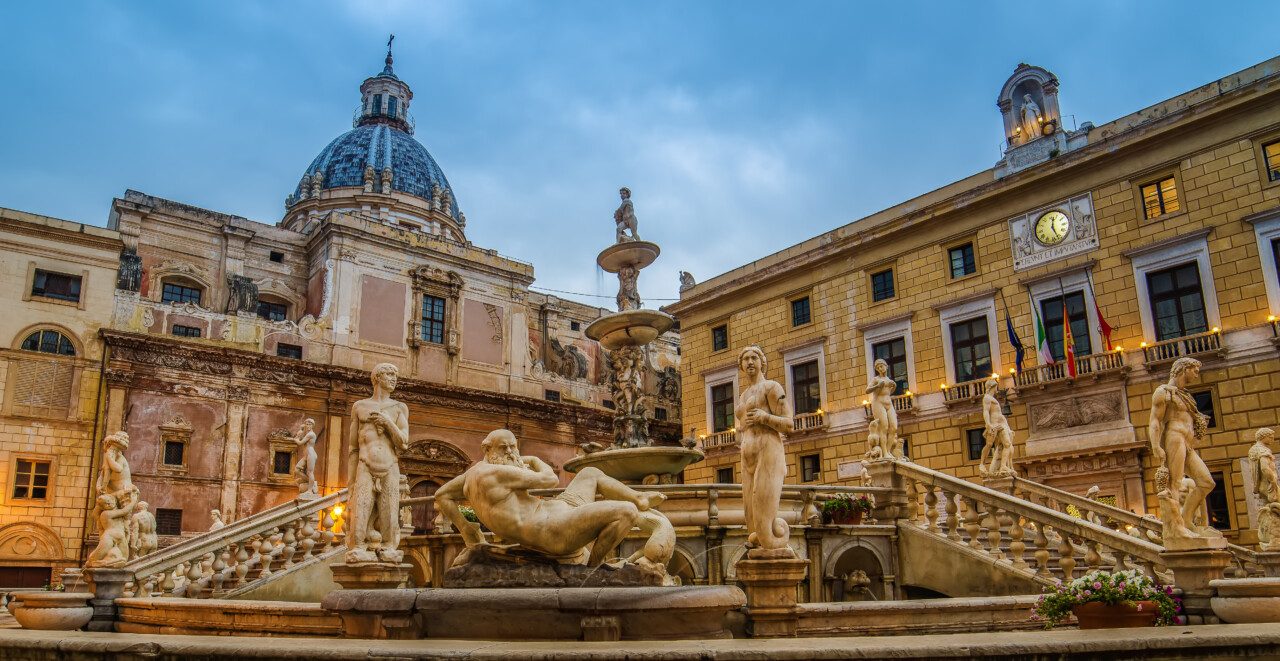 palermo,,sicily,,italy:,baroque,piazza,pretoria,in,the,sunrise.,this