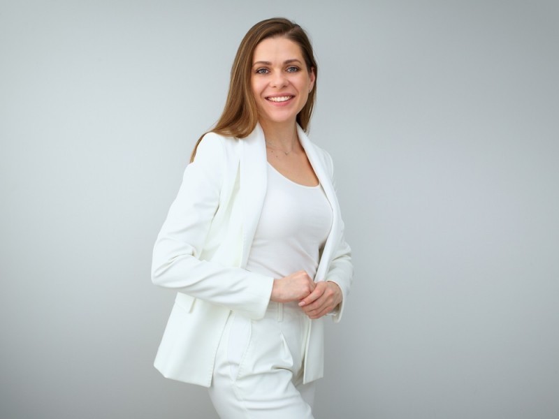 Retour du pantalon tailleur pour femme : comment bien le porter ?