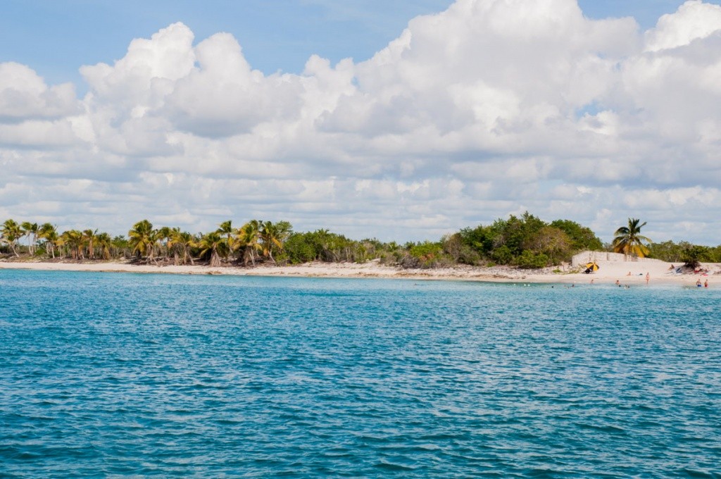 Catalina Beach aux Caraïbes à l'horizon
