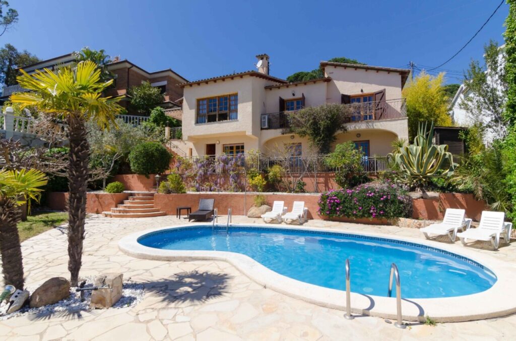 Une splendide piscine dans cette villa luxueuse