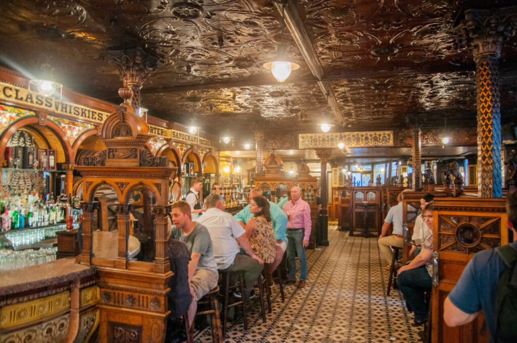 A l'intérieur du Crown Pub