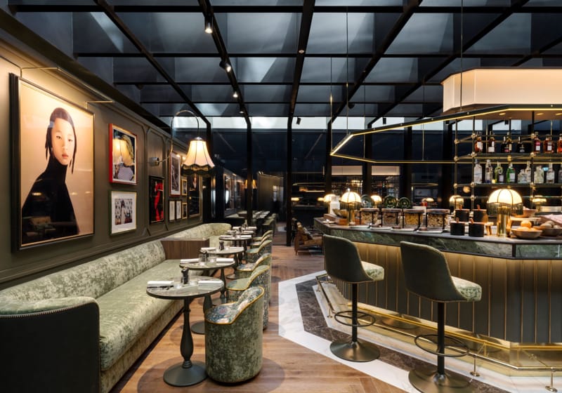 Dans la salle de restaurant
