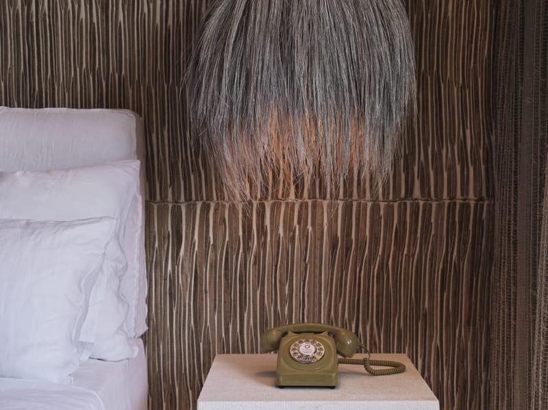 table de chevet et téléphone