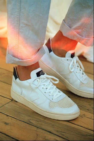 une paire de sneakers veja et bleu de paname