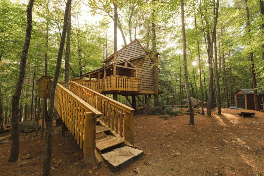 entrée de la cabane en bois