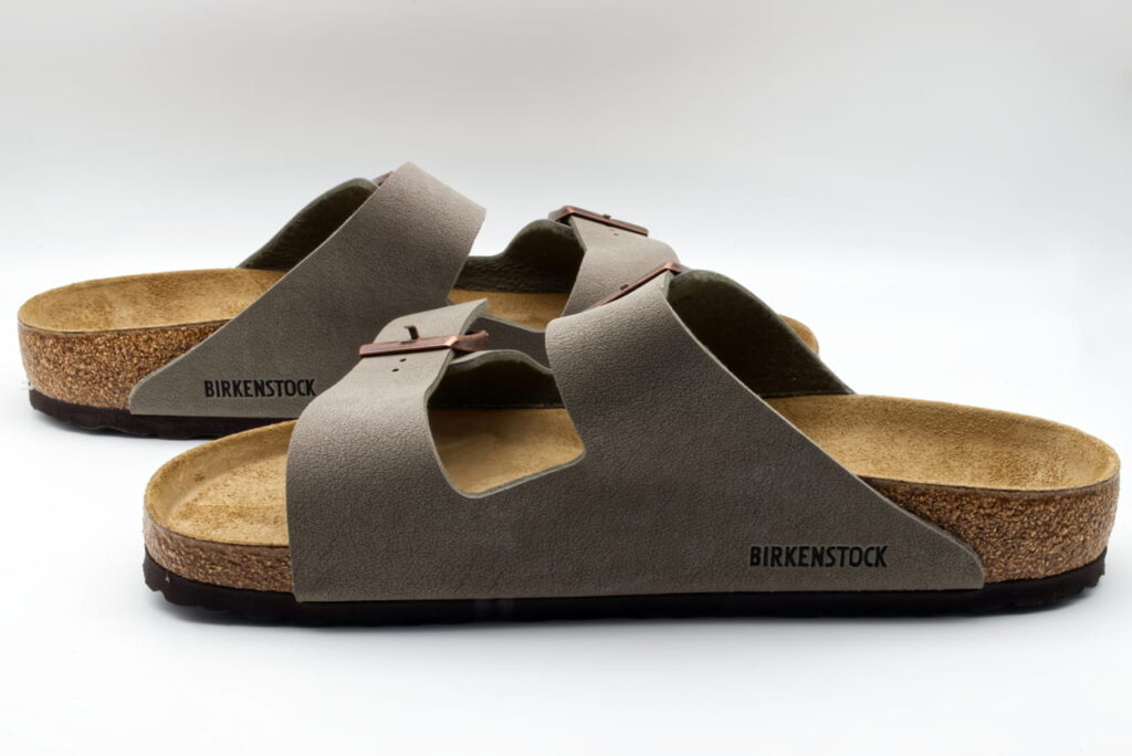 Birkenstock Arizona dans une valise de voyage