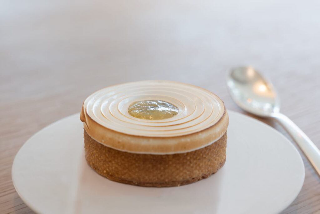 AGRUMES DE NOTRE SERRE_Pâte sucrée, crème aux amandes, crème aux citrons de la serre, meringue italienne, gel citron et menthe du jardin ©Alexandre Moulard