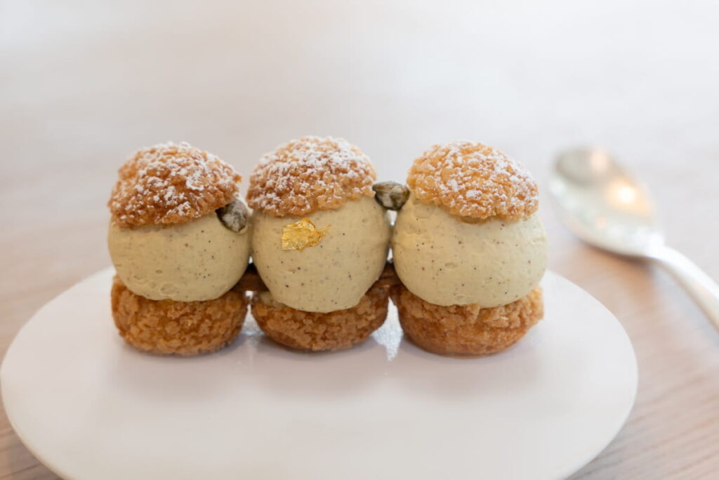 BLOIS A VELO_Choux praliné pistache, ganache montée à la pistache de Sicile, pistache sablée©Alexandre Moulard