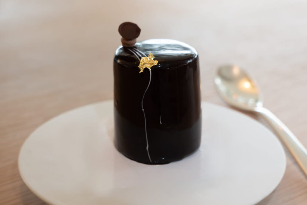 ESCAPADE PERUVIENNE_Crème légère vanillée avec gel de feuilles de citronnier, agrumes confits, biscuit chocolat, sirop cacao, croustillant chocolat et fleur de sel ©Alexandre Moulard