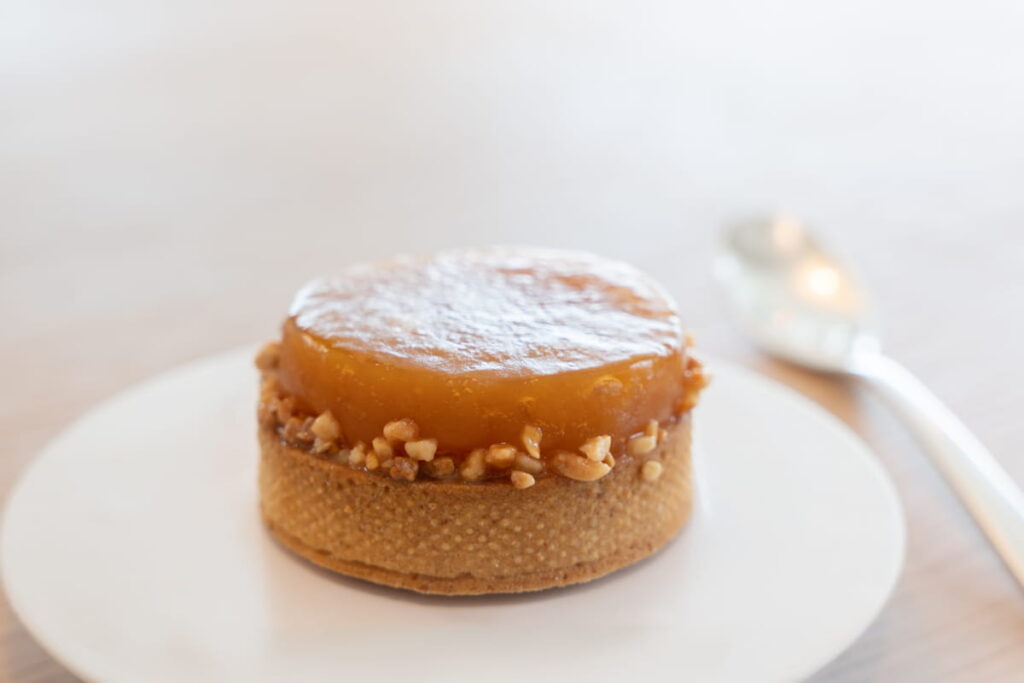 POMMES FRELOTES_Crème au sirop d_érable, praliné maison, pomme caramel comme une tatin, amandes hachées sablées, pâte sucrée, glaçage miroir ©Alexandre Moulard