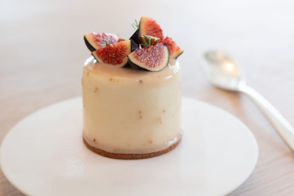 SYCONE EN TEXTURES_Mousse à la pâte d_amande, dacquoise aux amandes compotée figue_miel, sablé, figues fraîches, glaçage figue ©Alexandre Moulard