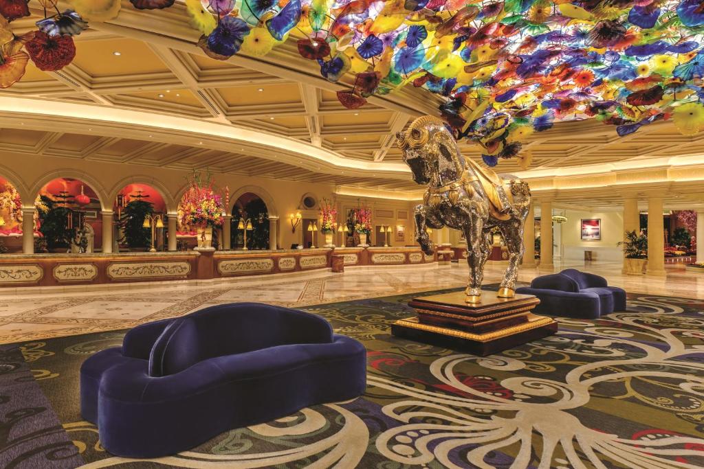 Lobby hôtel Bellagio Las Vegas — sculptures Chihuly au plafond