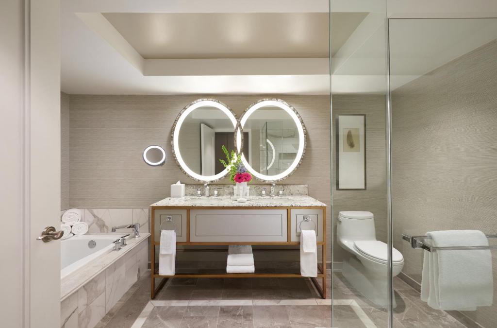 Salle de bain suite Bellagio Las Vegas — baignoire à jets et double vasque